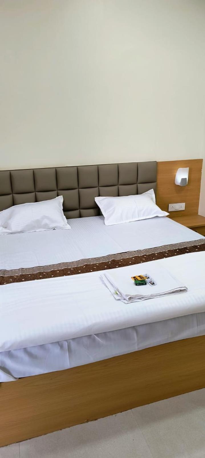 Hotel Satyam Shajapur Εξωτερικό φωτογραφία