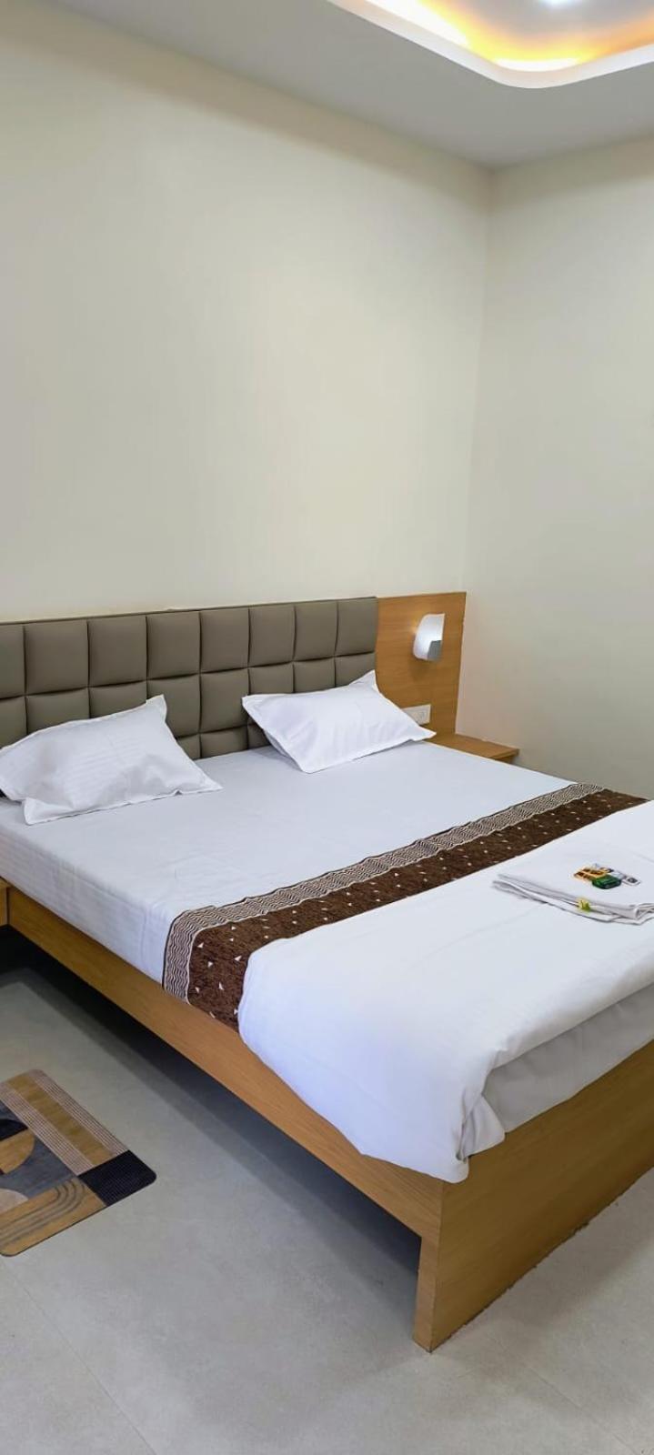 Hotel Satyam Shajapur Εξωτερικό φωτογραφία